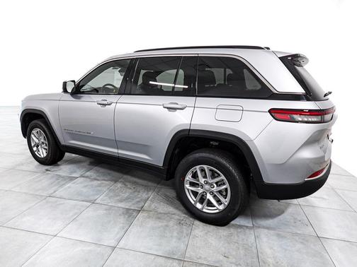 Silver Zynith 2026 Jeep Grand Cherokee Laredo
