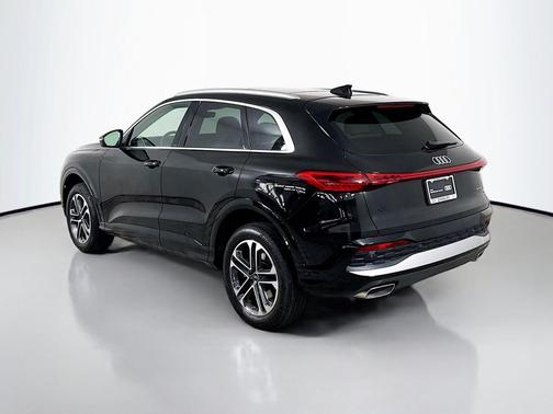 Mythos Black Metallic 2025 Audi Q5 Premium TFSI quattro S tronic