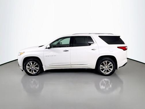 Iridescent Pearl Tricoat 2021 Chevrolet Traverse High Country
