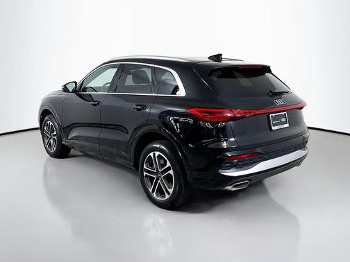 Mythos Black Metallic 2025 Audi Q5 Premium TFSI quattro S tronic