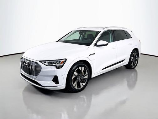 2022 Audi e-tron Premium Plus