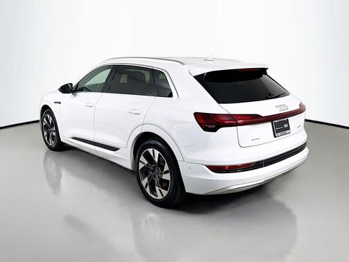 2022 Audi e-tron Premium Plus