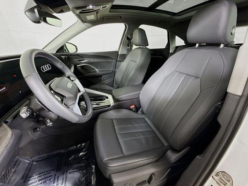 Glacier White Metallic 2025 Audi Q5 Premium TFSI quattro S tronic