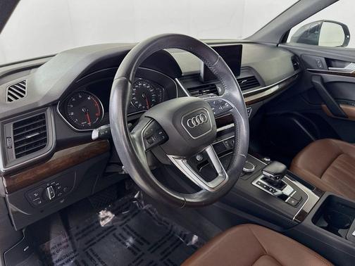 Mythos Black Metallic 2019 Audi Q5 2.0T Premium