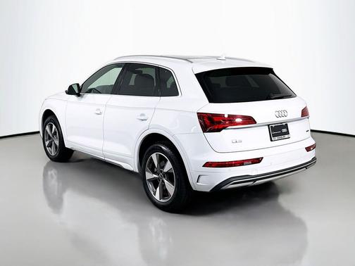 Glacier White Metallic 2023 Audi Q5 40 Premium