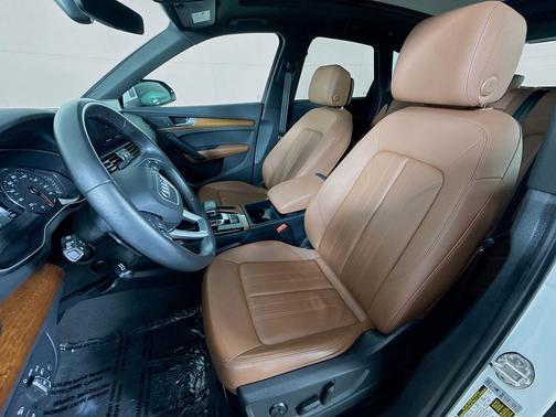 Glacier White Metallic 2023 Audi Q5 40 Premium