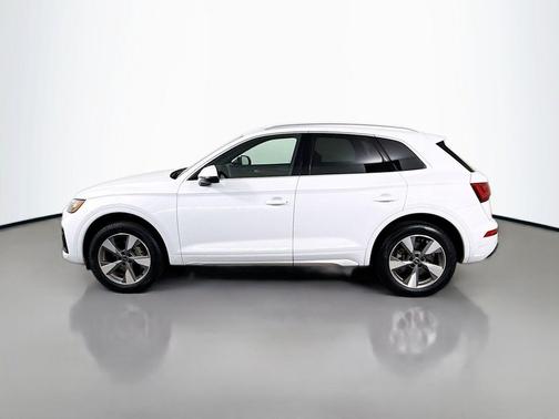 Glacier White Metallic 2023 Audi Q5 40 Premium