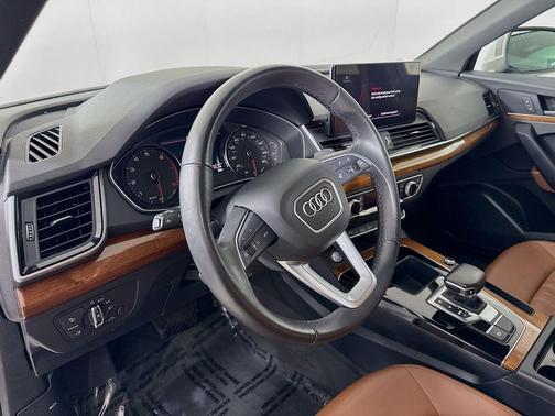 Glacier White Metallic 2023 Audi Q5 40 Premium