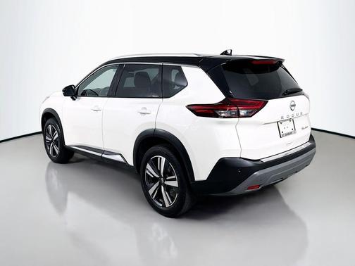 Pearl White Tricoat/Super Black 2021 Nissan Rogue SL