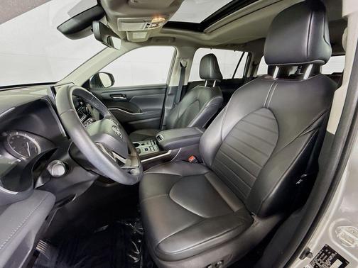 Celestial Silver Metallic 2022 Toyota Highlander XLE