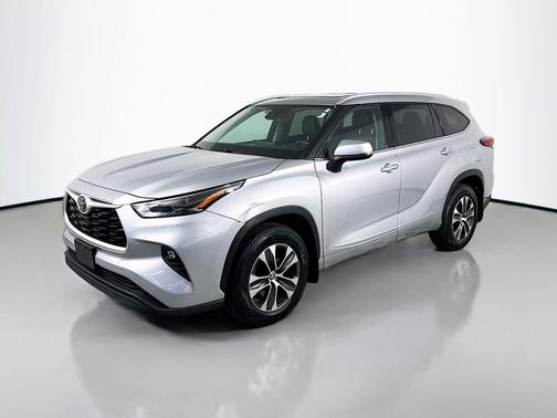 Celestial Silver Metallic 2022 Toyota Highlander XLE