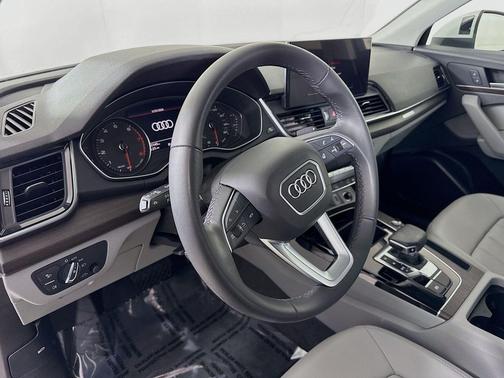 Glacier White Metallic 2023 Audi Q5 45 S line Premium