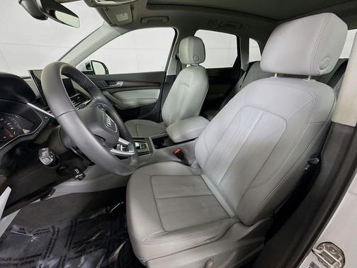 Glacier White Metallic 2023 Audi Q5 45 S line Premium