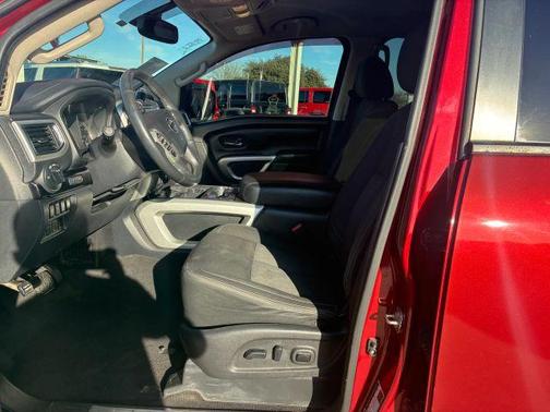 2017 Nissan Titan SV