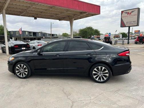 Black 2019 Ford Fusion SE