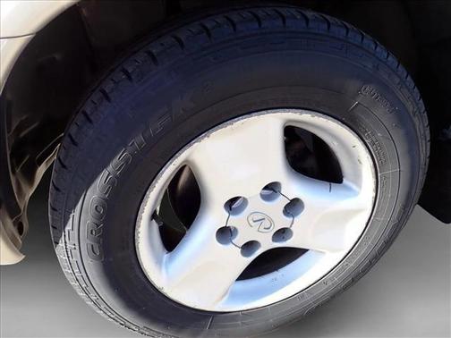 2001 INFINITI QX4 Luxury