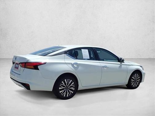 Glacier White 2025 Nissan Altima SV FWD