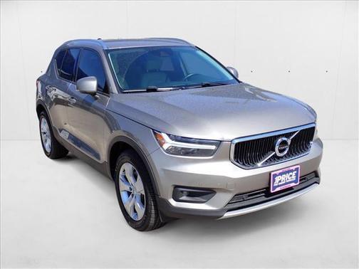 2022 Volvo XC40 T5 Momentum