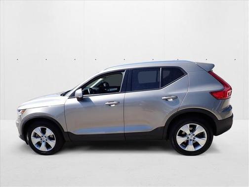 2022 Volvo XC40 T5 Momentum