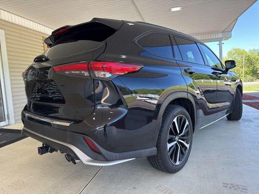 Midnight Black Metallic 2022 Toyota Highlander XSE