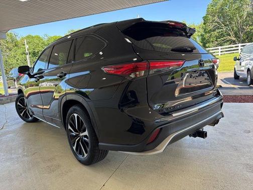 Midnight Black Metallic 2022 Toyota Highlander XSE