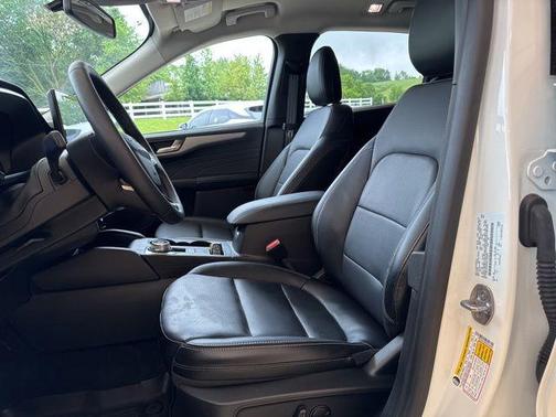 Star White Metallic Tri-Coat 2024 Ford Escape Platinum