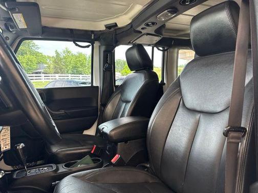 Bright White Clearcoat 2017 Jeep Wrangler Unlimited Sahara
