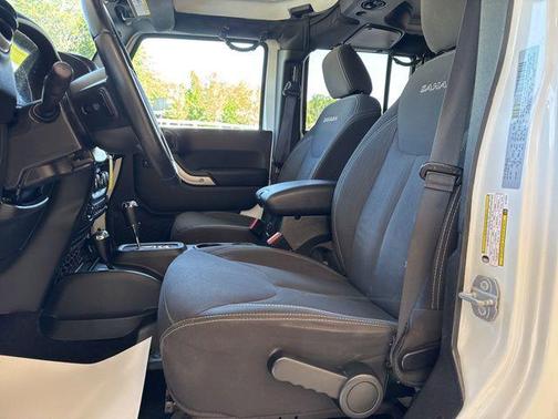Bright White Clearcoat 2017 Jeep Wrangler Unlimited Sahara