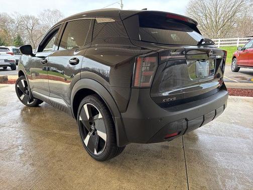 Super Black 2025 Nissan Kicks SR