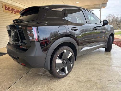 Super Black 2025 Nissan Kicks SR