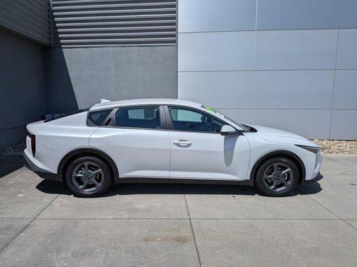 Snow White Pearl 2025 Kia K4