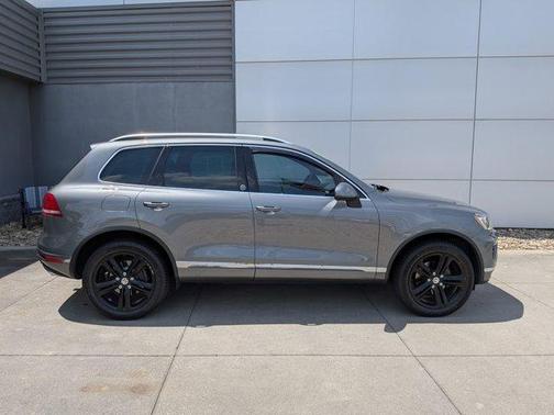 Canyon Gray Metallic 2017 Volkswagen Touareg V6 Wolfsburg Edition