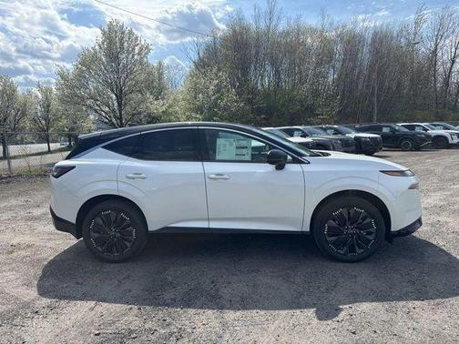 Everest White Pearl Tricoat/Super Black 2026 Nissan Murano Platinum