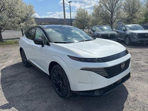 Everest White Pearl Tricoat/Super Black 2026 Nissan Murano Platinum