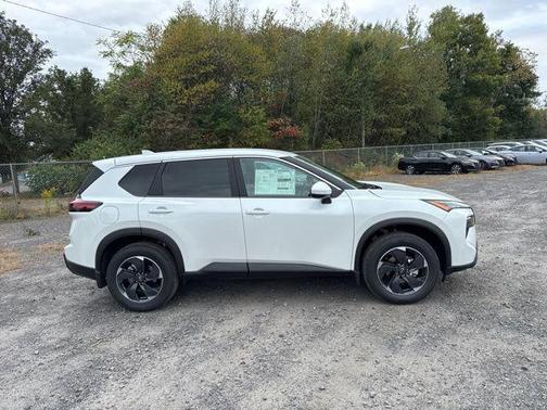 Everest White Pearl Tricoat 2026 Nissan Rogue SV