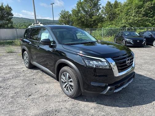 2025 Nissan Pathfinder SL 4WD