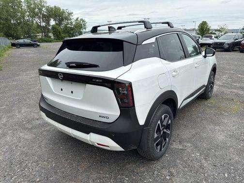 Aspen White Tricoat/Super Black 2026 Nissan Kicks SV