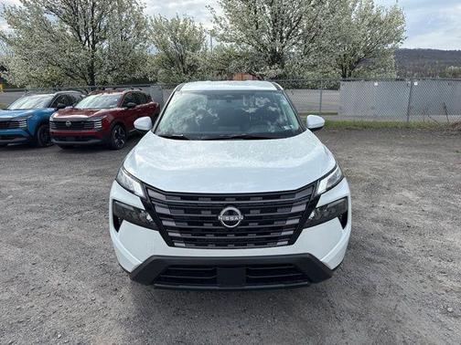 Everest White Pearl Tricoat 2026 Nissan Rogue SV
