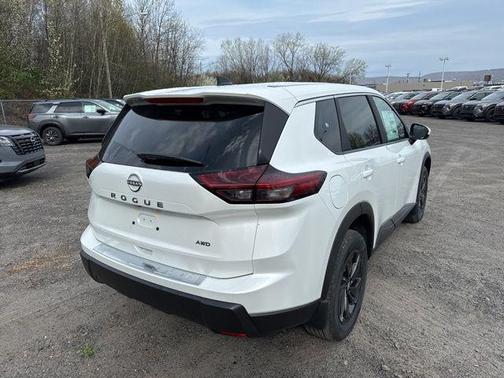 Everest White Pearl Tricoat 2026 Nissan Rogue SV