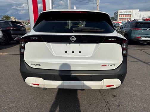 Aspen White Tricoat 2025 Nissan Kicks SR