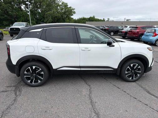 Aspen White Tricoat/Super Black 2026 Nissan Kicks SV