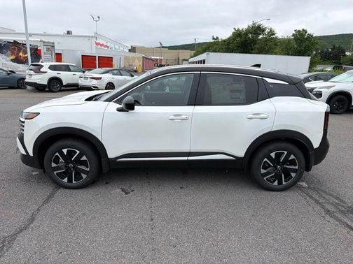 Aspen White Tricoat/Super Black 2026 Nissan Kicks SV