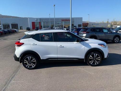 Aspen White Tricoat 2019 Nissan Kicks SR