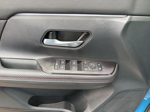 Arctic Ice Blue Metallic/Super Black 2026 Nissan Kicks SR