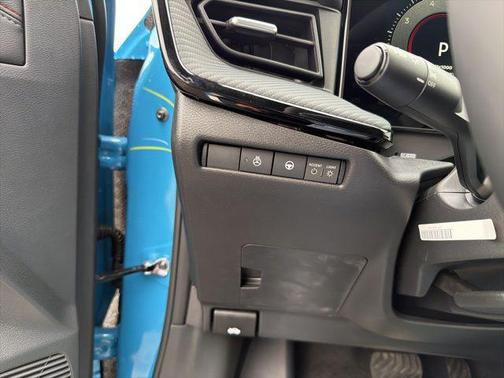 Arctic Ice Blue Metallic/Super Black 2026 Nissan Kicks SR