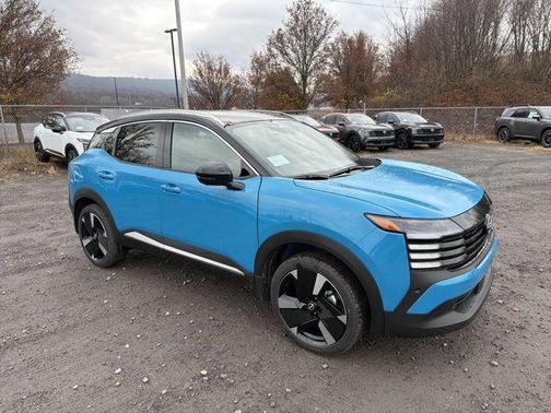 Arctic Ice Blue Metallic/Super Black 2026 Nissan Kicks SR