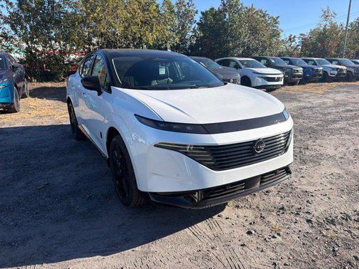 Everest White Pearl Tricoat/Super Black 2027 Nissan Murano Dark Armor