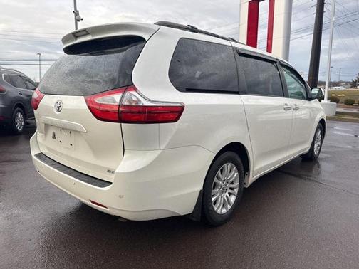 2017 Toyota Sienna XLE