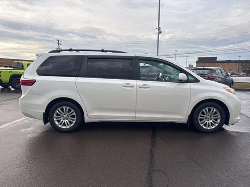 2017 Toyota Sienna XLE