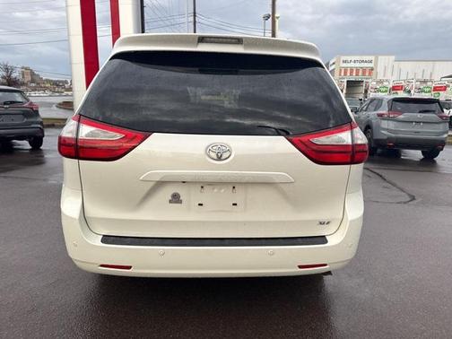 2017 Toyota Sienna XLE